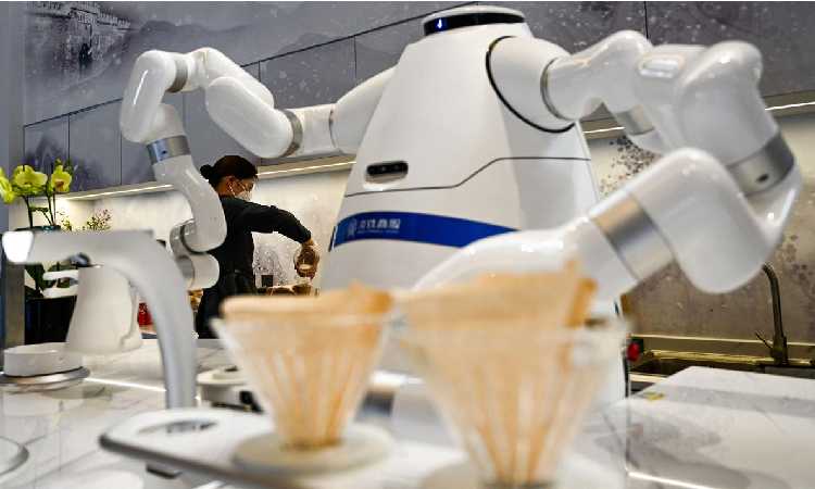 Robot sebagai koki di restoran modern