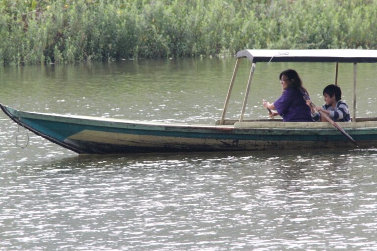 Trip dengan perahu dayung di sungai kecil